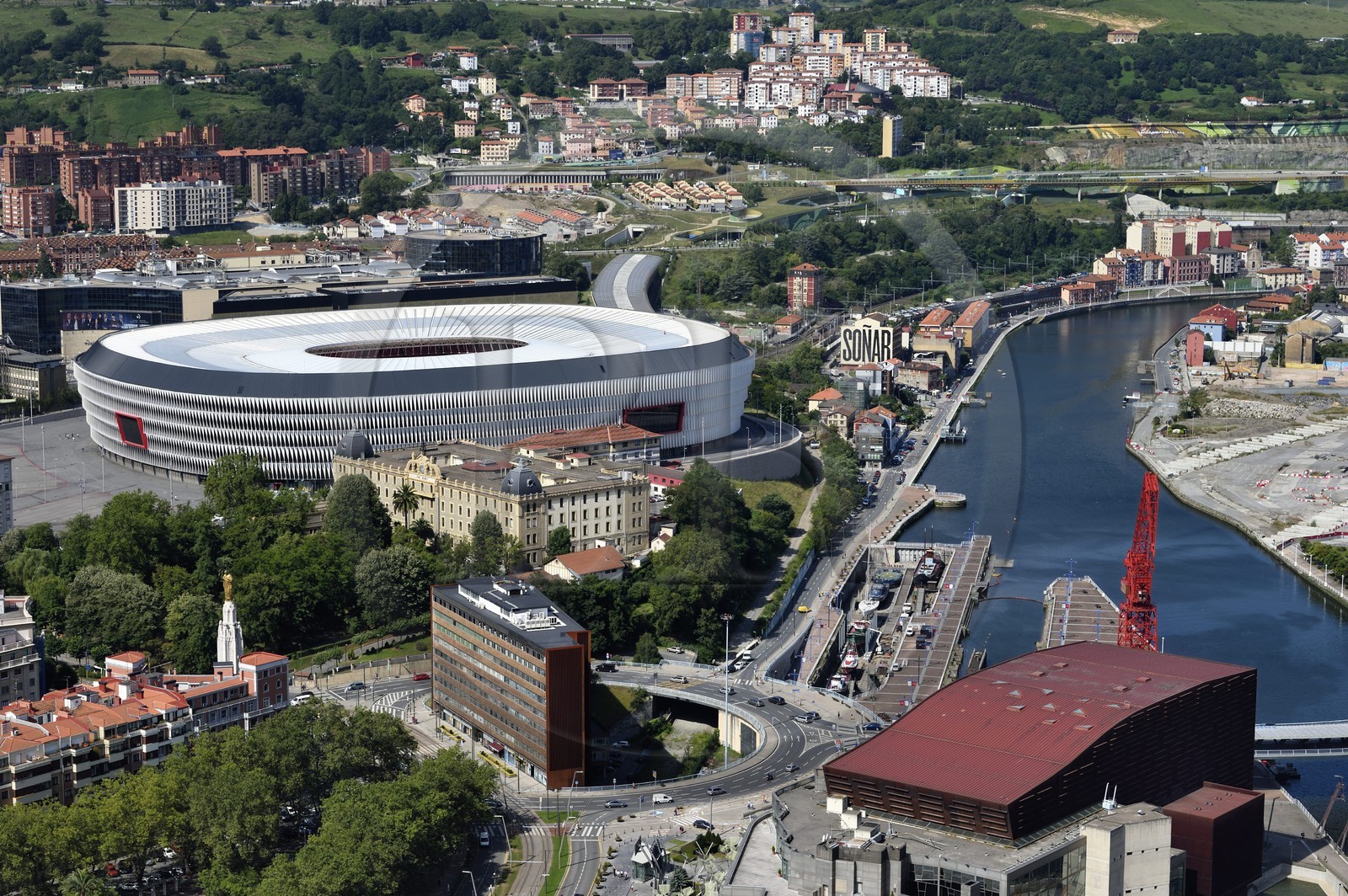 Espagne, Pays basque espagnol, Biscaye, Bilbao, le Stade San Mamés (2013) par l'architecte Norman Foster et le Palais Euskalduna (Palais des Congrès et de la Musique) à droite en bordure du Ria de Bilbao