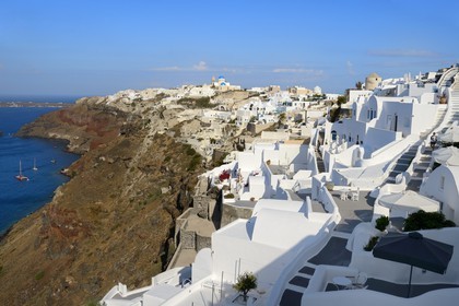 Grèce, Les Cyclades, mer Égée, île de Santorin (Thira ou Théra), village de Oia, l'hôtel Relais & Châteaux Kirini Suites & Spa qui surplombe la Caldera