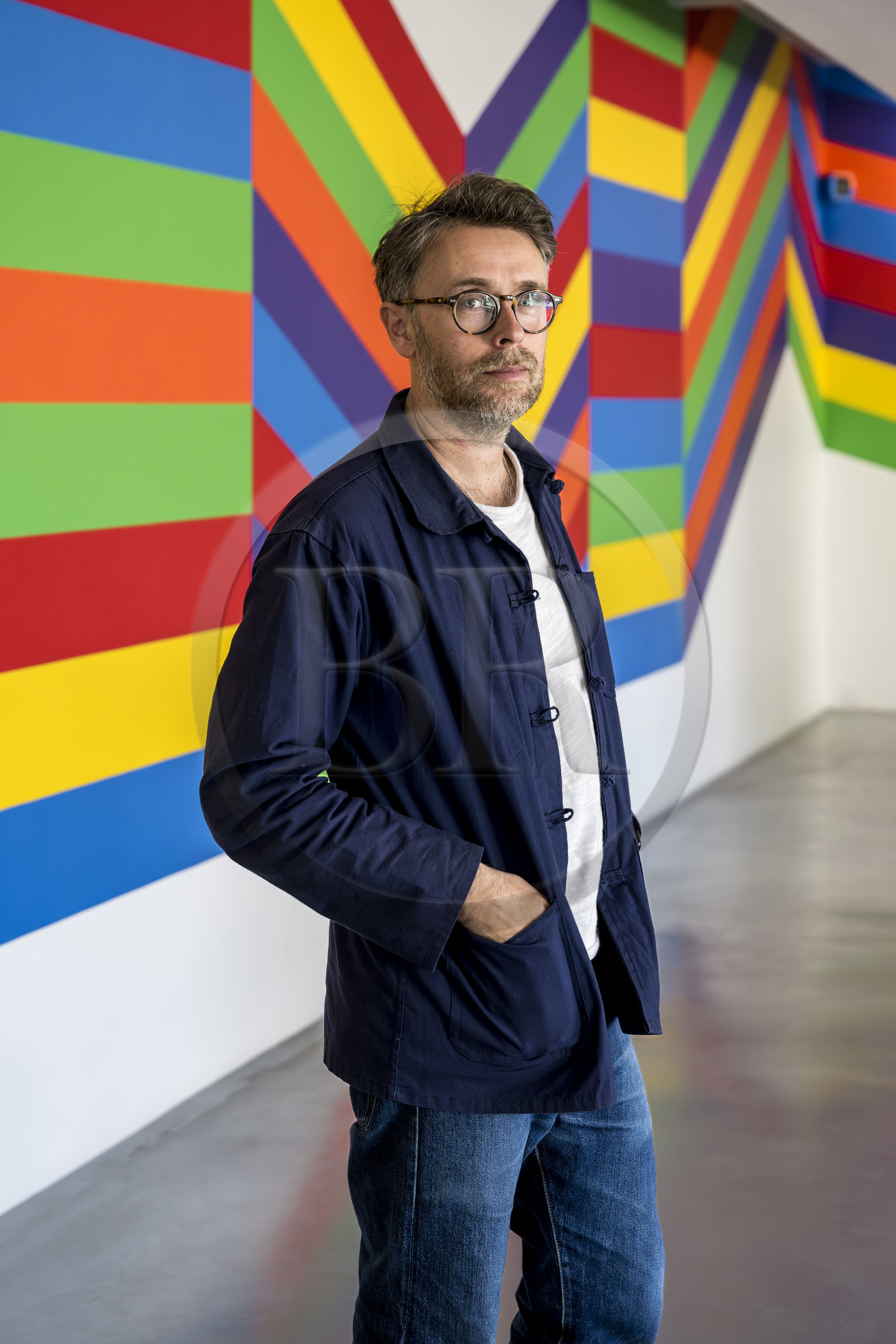 France, Vaucluse (84), Avignon, Collection Lambert, Musée d'Art Contemporain, Stéphane Ibars, directeur artistique de la Collection devant l'oeuvre Incomplete Open Cube 5 11 (1973) laque sur aluminium de l'artiste Sol LeWitt