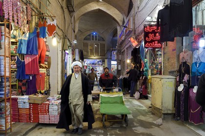Iran, province d'Ispahan, Ispahan, mollah dans le Bazar-e Bozorg (Grand Bazar), immense bazar couvert qui remonte à près de 1300 ans