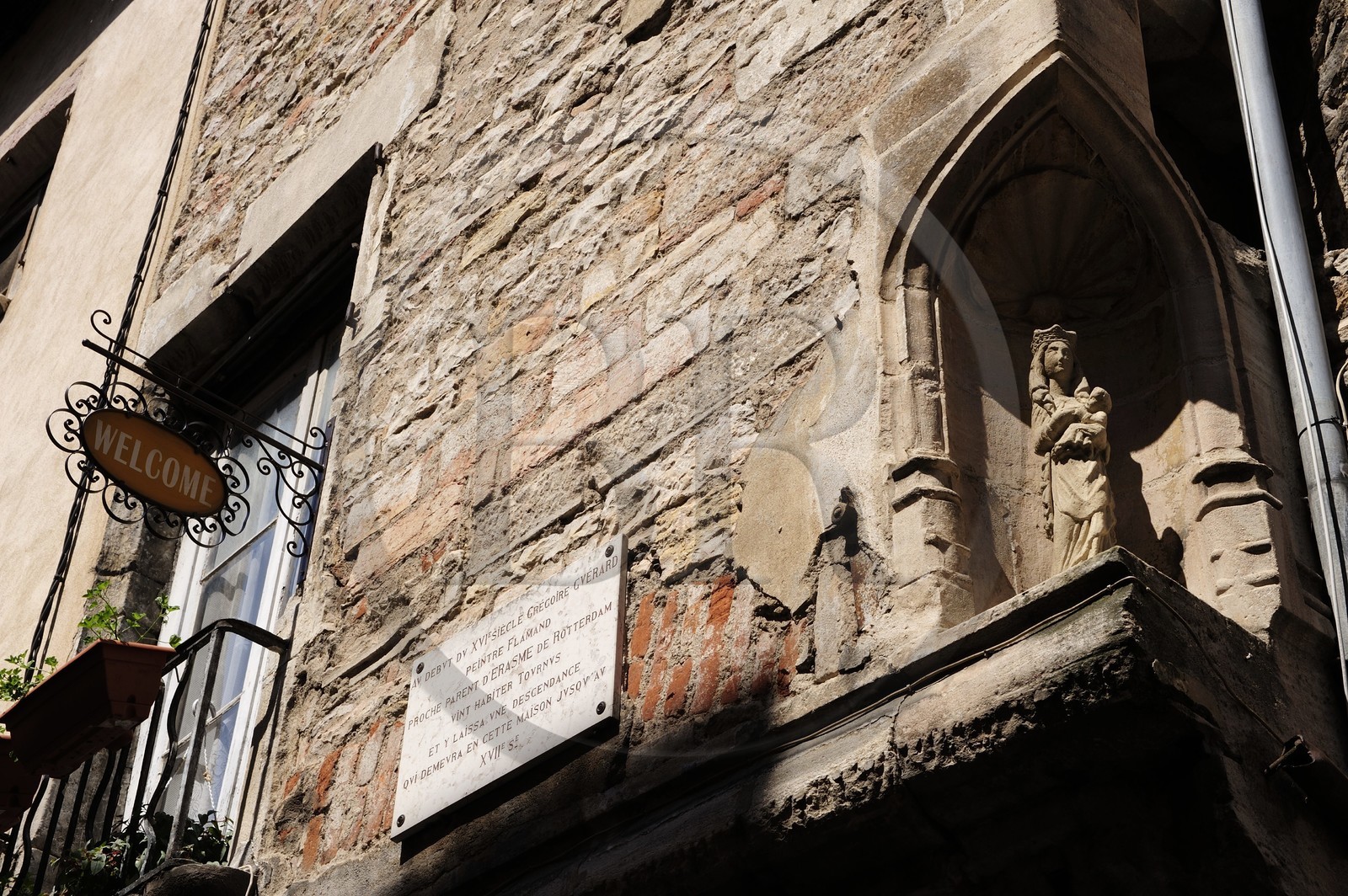France, Saône et Loire (71), Tournus, corniche de maison dans la rue principale