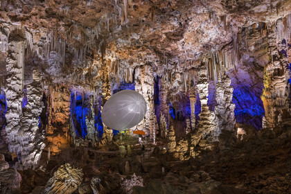France, Gard (30), Méjannes-le-Clap, grotte de La Salamandre, découverte de la grotte en Aéroplume®, un ballon dirigeable individuel gonflé à l'hélium qui permet de s'envoler en battant des ailes