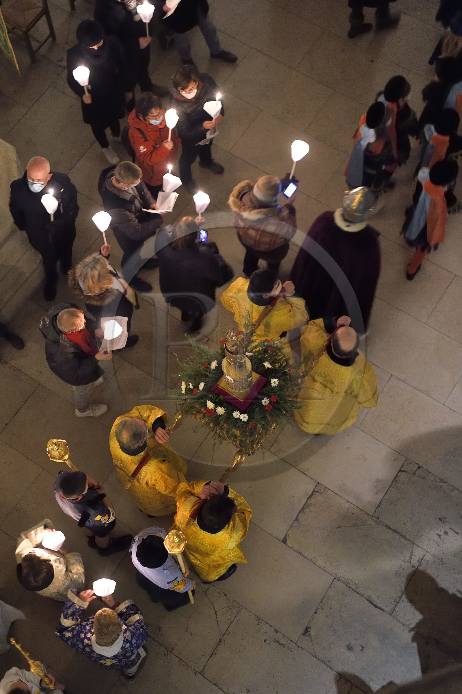 France, Meurthe-et-Moselle (54), Saint-Nicolas-de-Port, basilique de Saint Nicolas, procession aux flambeaux qui est fêtée depuis 1245 à l'occasion de la Saint-Nicolas, la relique du dextre bénissante de saint Nicolas (selon la tradition il s'agit de l'os d'une phalange de la main droite de l'évêque) qui est conservée dans un bras reliquaire de la fin du XIXème siècle en argent, or, émaux et diamants