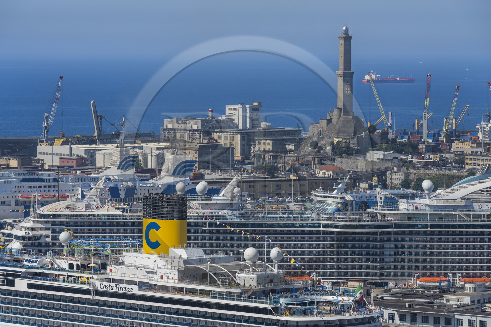 Italie, Ligurie, Gênes, le port de commerce et le terminal des passagers dominés par le phare de la Lanterna