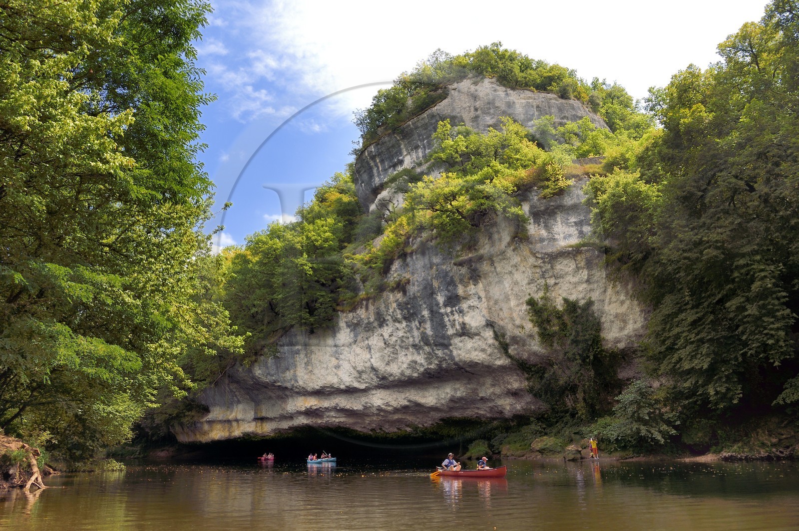 France, Dordogne (24), Périgord Noir, vallée de la Vézère à Peyzac-le-Moustier, kayak sur la rivière Vézère au pied des falaises de la Roque Saint-Christophe