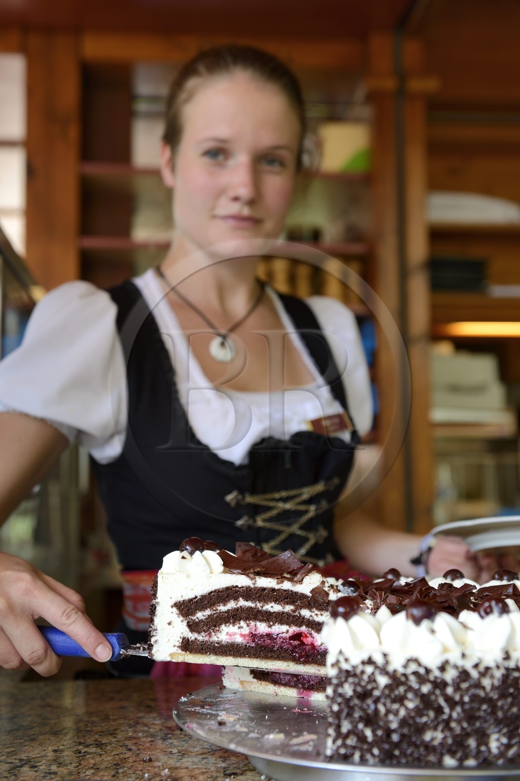 Allemagne, Bade-Wurtemberg, Durbach, Hotel Restaurant Rebstock, serveuse en costume traditionnel, gâteau Forêt Noire (Schwarzwälder Kirschtorte)
