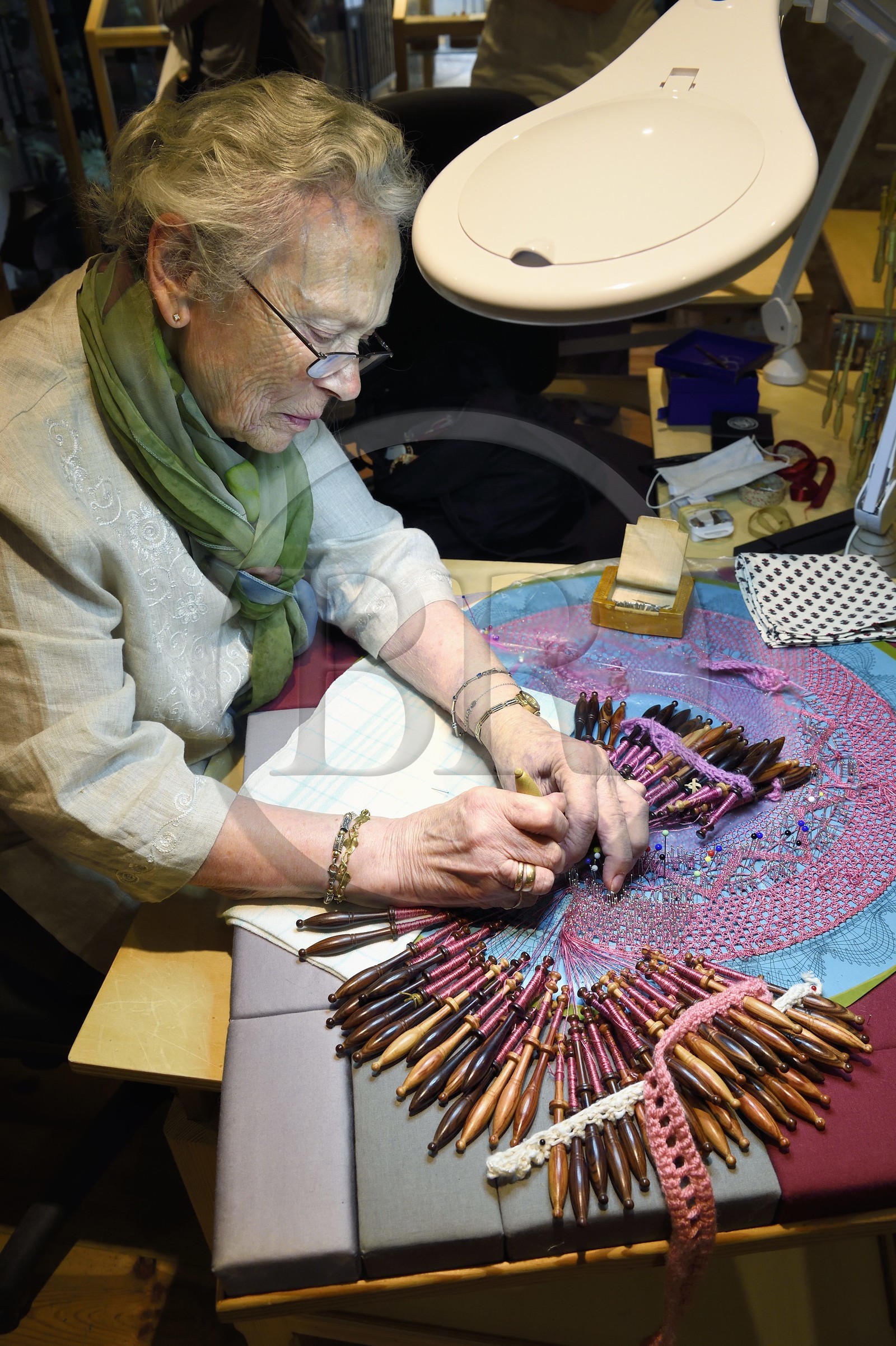 France, Haute-Loire (43), Brioude, atelier d'Art Couleurs Dentelle, la dentellière Irina Fougeron sur un carreau traditionnel, dentelle aux fuseaux