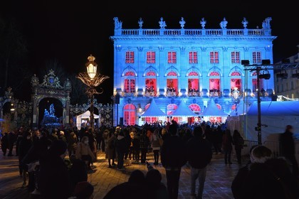 France, Meurthe-et-Moselle (54), Nancy, place Stanislas (ancienne Place Royale) lors de la fête de la Saint-Nicolas, classée Patrimoine Mondial de l'UNESCO, la Fanfare des Enfants du Boucher joue depuis l'Opera National de Lorraine