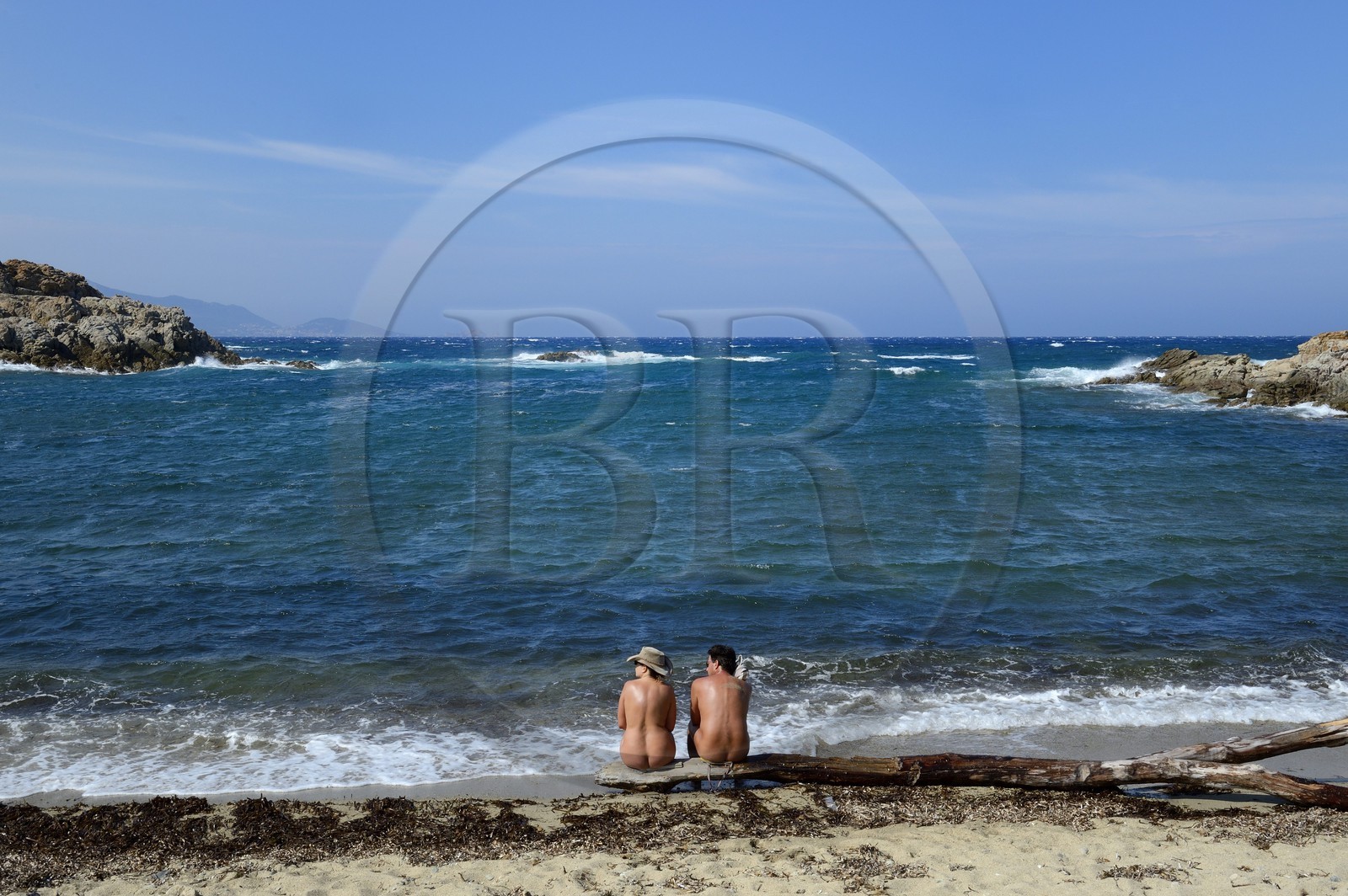 France, Haute-Corse (2B), Nebbio, désert des Agriates, Anse de Peraiola, couple de nudistes sur une petite plage à l'Est de la plage d'Ostriconi