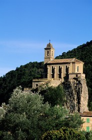 France, Drôme (26), Drôme provençale, Pierrelongue, église perchée dans les Baronnies
