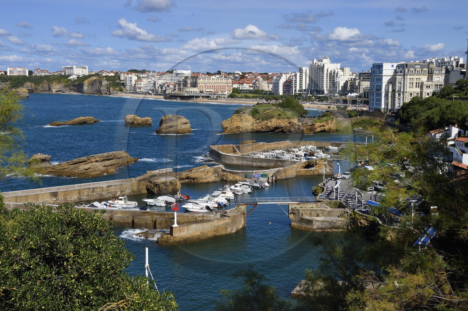 France, Pyrénées-Atlantiques (64), Pays-Basque, Biarritz, le Port des Pecheurs, l'église Sainte-Eugénie et les façades de la Grande Plage