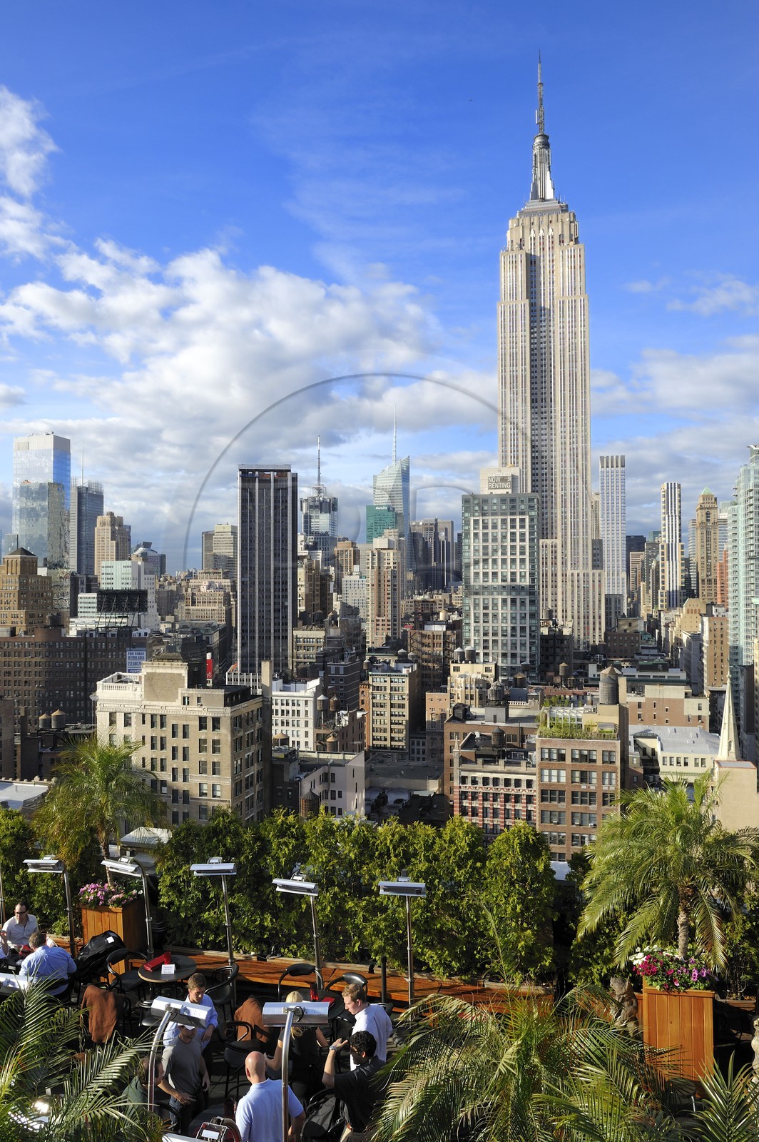 Etats-Unis, New York, Manhattan, Midtown, terrasse du café branché Le 230 sur la 5ème Avenue et l'Empire State Building