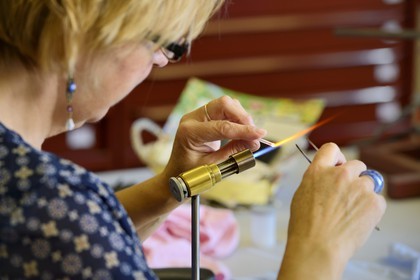 France, Moselle (57), Saint-Louis-les-Bitche, la Cristallerie Saint-Louis, préparation d'une boule presse-papiers à partir de baguettes de cristal de couleur modelés au chalumeau, aux pincettes et ciseaux