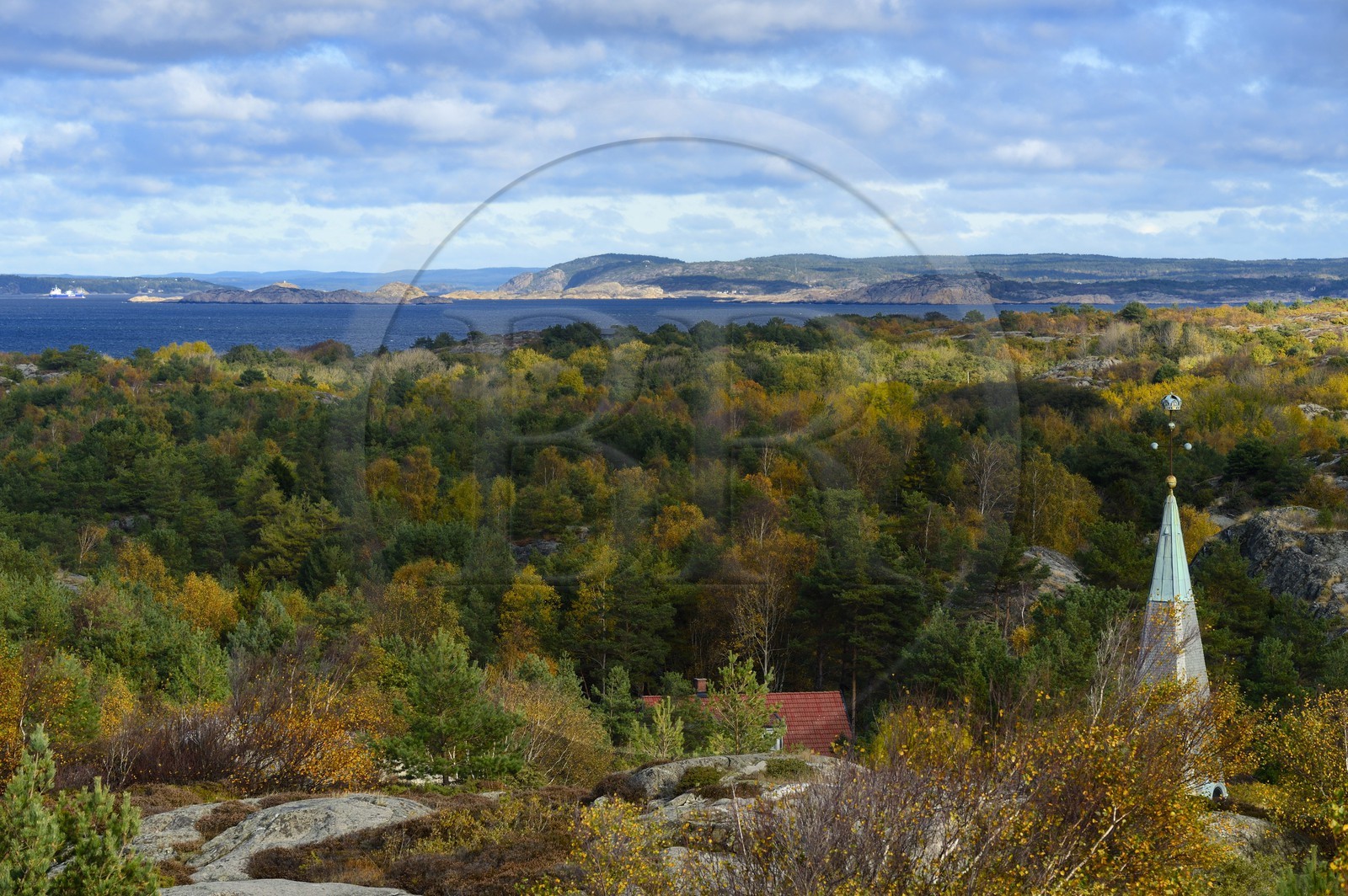 Suède, Västra Götaland, Iles Koster, Sydkoster, clocher de l'église de l'ile vue du rocher de Valfjäll