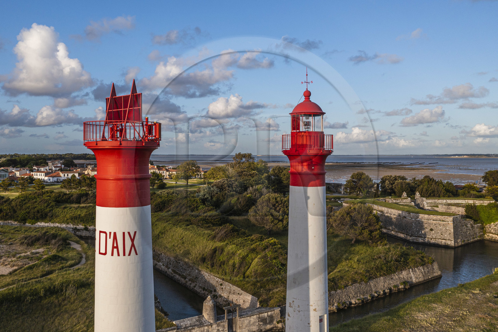 France, Charente-Maritime (17), Ile d'Aix, Fort de la Rade, phare de l'ile à deux tours construit en 1840 et fossés des fortifications en arrière plan (vue aérienne)