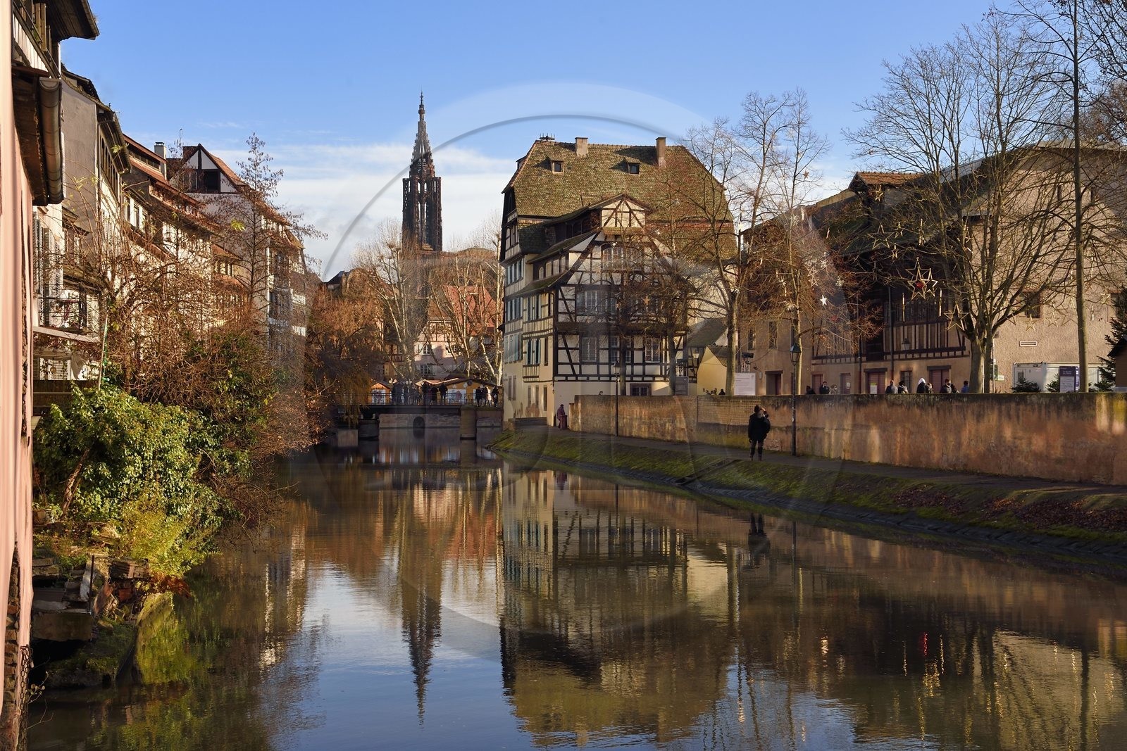 France, Bas-Rhin (67), Strasbourg, vieille ville classée au Patrimoine Mondial de l'UNESCO, quartier de la Petite France, le pont (tournant) du Faisan et quai de la Petite France le long d'un des bras de la rivière l'Ill, la cathédrale Notre-Dame en arrière plan