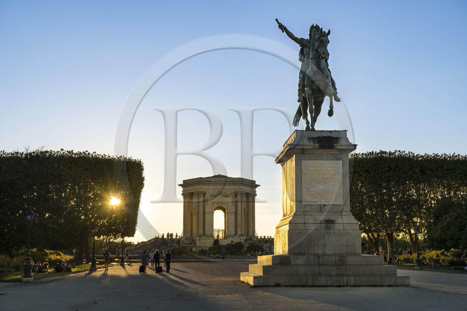 France, Hérault (34), Montpellier, centre historique appelé l’Ecusson, place Royale ou promenade du Peyrou, la statue équestre de Louis XIV et le chateau d'eau monumental construit en 1768