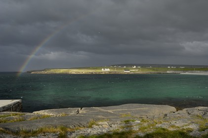 Irlande, Comté de Galway, Aran Islands, Inishmore, arc en ciel sur la baie de Kilmurvey