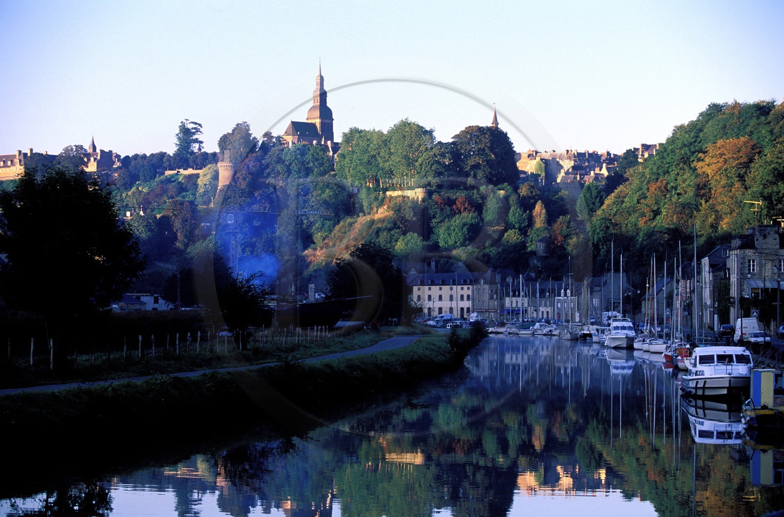 France, Côtes-d'Armor (22), Dinan et son port en bordure de la Rance