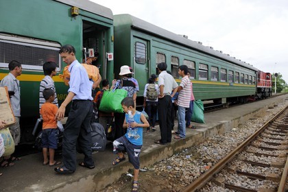 Vietnam, train de jour de Lao Cai à Hanoï, embarquement dans une des nombreuses gares