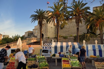 Croatie, Dalmatie, cote dalmate, Ile de Korcula, ville de Korcula, marché au légumes au pied de la porte méridionale