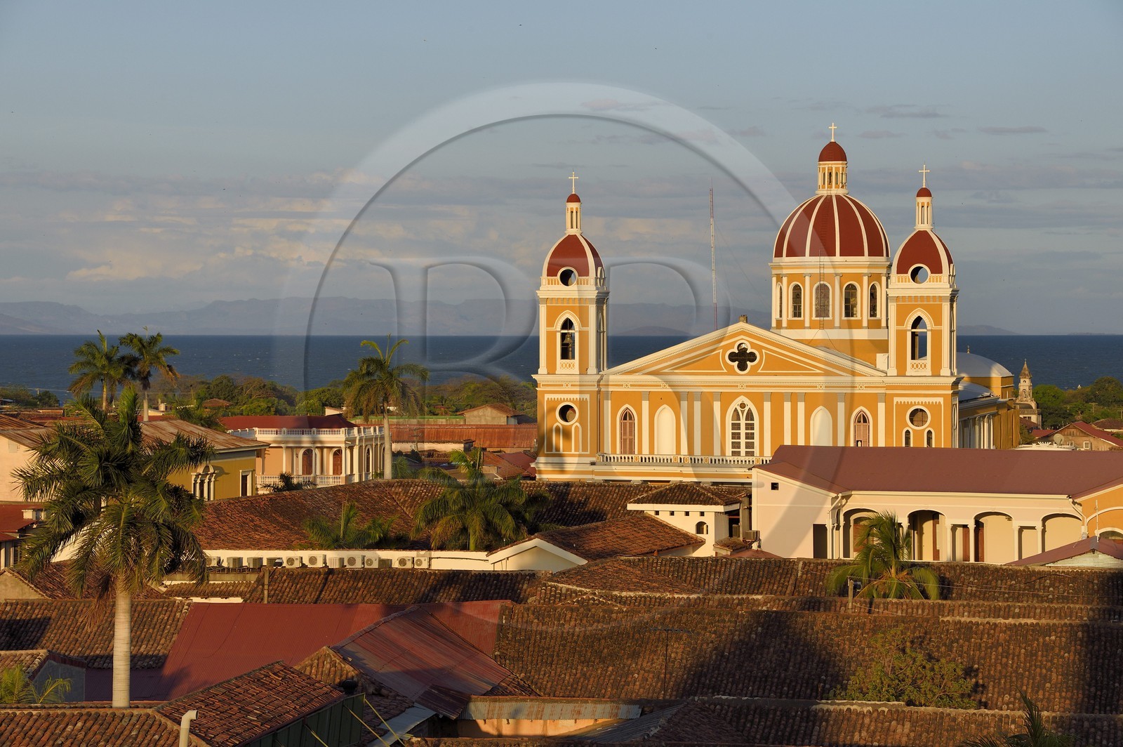 Nicaragua, Granada, parque Central (Parque Colon), la cathédrale et le lac Nicaragua en arrière plan