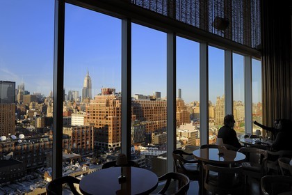 Etats-Unis, New York, Manhattan, Meatpacking district, champagne au bar du Standart Hotel qui surplombe la High Line avec vue sur Midtown