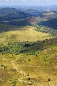 France, Puy-de-Dôme (63), Parc Naturel Régional des Volcans d'Auvergne, Chaine des Puys classée Patrimoine Mondial de l’UNESCO, le sentier menant au Traversin et au cratère du Puy Pariou