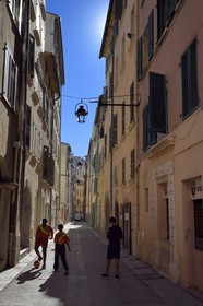 France, Var (83), Toulon, quartier du petit Chicago, enfants jouant au ballon dans la rue des Savonnières
