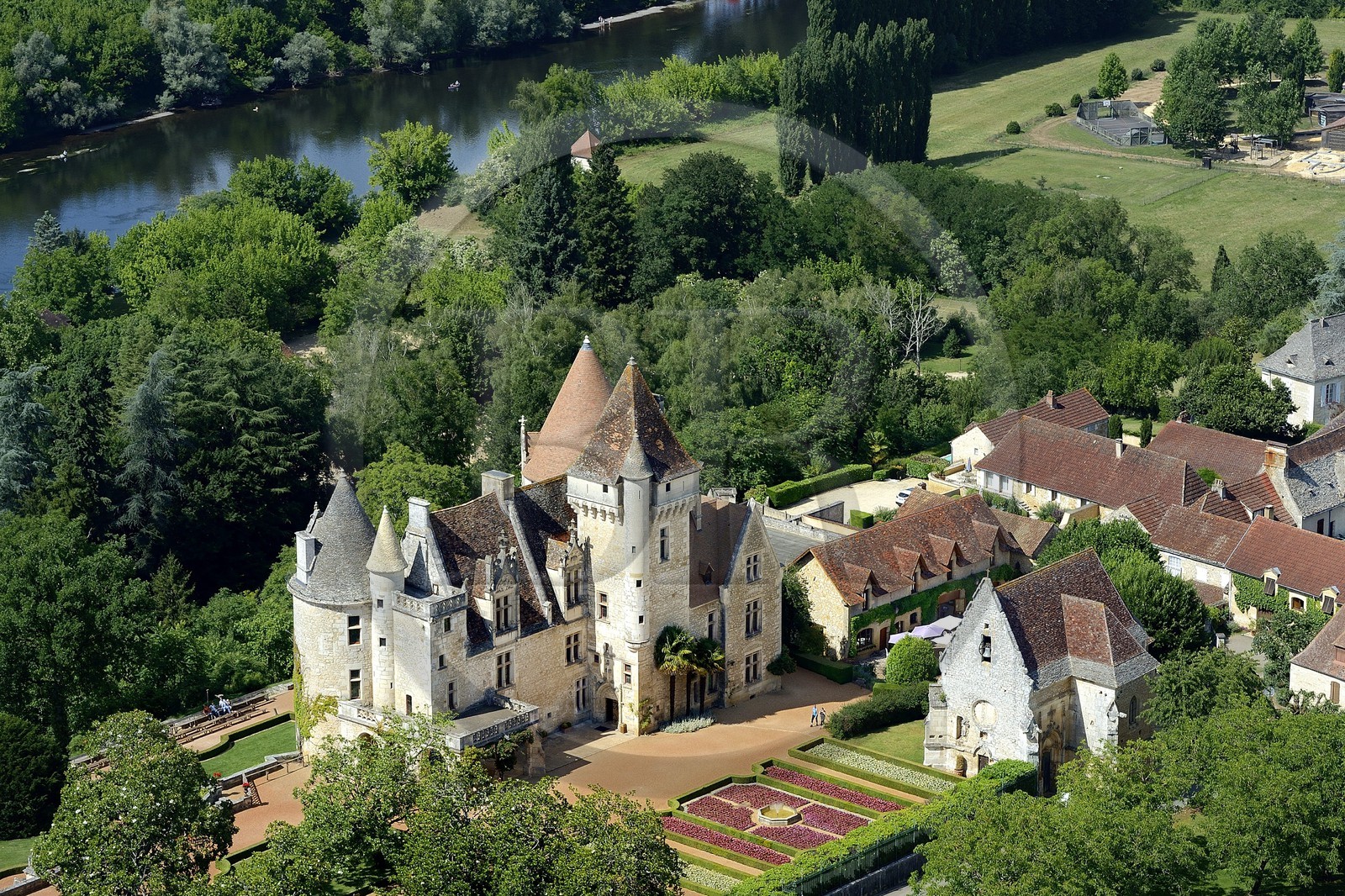 France, Dordogne (24), Périgord Noir, vallée de la Dordogne, Castelnaud-la-Chapelle, château des Milandes, ancienne demeure de Joséphine Baker (vue aérienne)