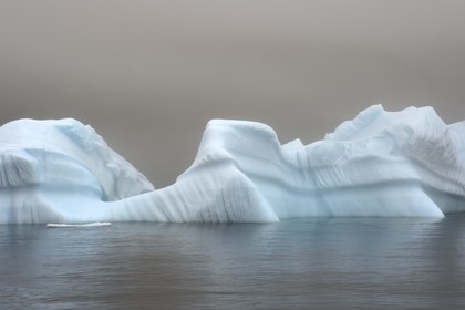 Groenland, cote ouest, Ile de Disko, iceberg dans la brume au large de Qeqertarsuaq