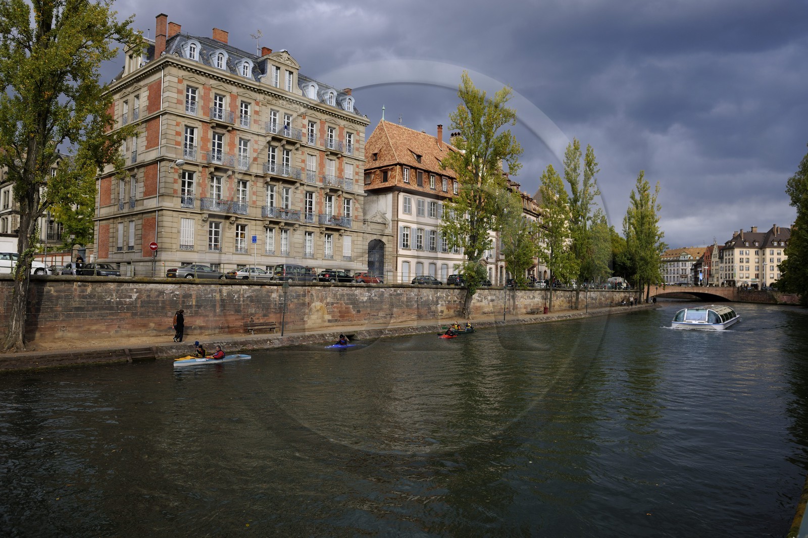 France, Bas-Rhin (67), Strasbourg, le quai Saint Thomas au bord de l'ill -  - France, Bas Rhin, Strasbourg, the banks of the ill river, quai Saint Thomas