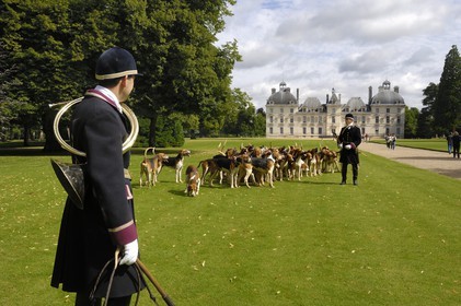 France, Loir et Cher, Chateau de Cheverny, the hunstmen Vol au Vent and La Rosée, who manage the pack of 90 dogs for hunting