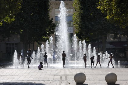 France, Hérault (34), Montpellier, quartier Antigone de l'architecte Ricardo Bofill, la fontaine de la place du Nombre d'Or