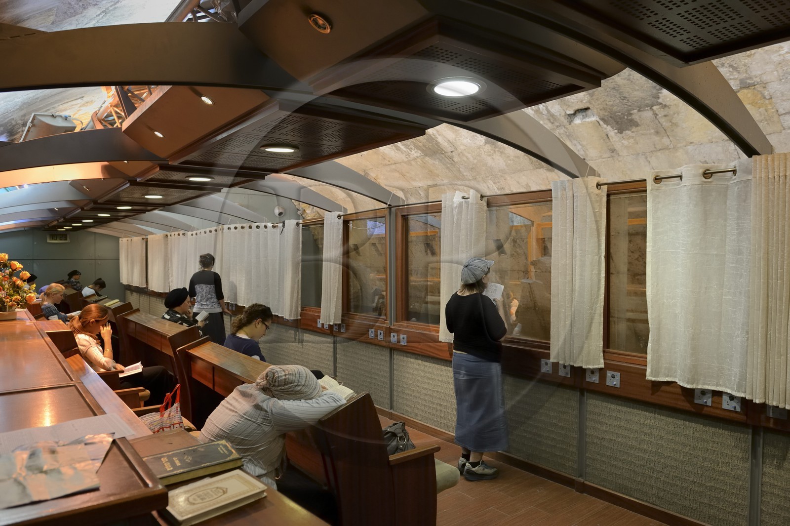 Israel, Jérusalem, ville sainte, vieille-ville classée Patrimoine Mondial de l'UNESCO, partie couverte du Mur des Lamentations ou mur occidental faisant partie des murs de soutènement de l'esplanade du Temple construite par Hérode Ier le Grand, Juifs orthodoxes en prière, espace supérieur réservé aux femmes