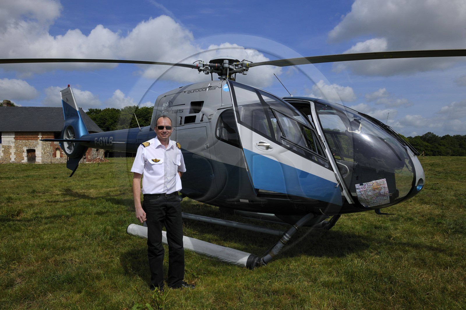 France, Seine-Maritime (76), Saint-Wandrille-Rançon, le pilote Arnaud Le Prioux et son hélicoptère Colibri EC 120