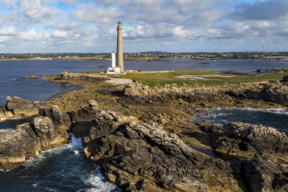 France, Finistère (29), Pays des Abers, Ile Vierge dans l'archipel de Lilia, le phare de l'Ile Vierge, le plus haut phare d'Europe avec 82,5 mètres, et l'ancien phare de 1845 (vue aérienne)