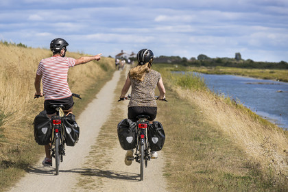 France, Vendée (85), île de Noirmoutier, La Guérinière, cyclistes sur la piste cyclable qui suit la digue entre le Port de Bonhomme et le passage du Gois