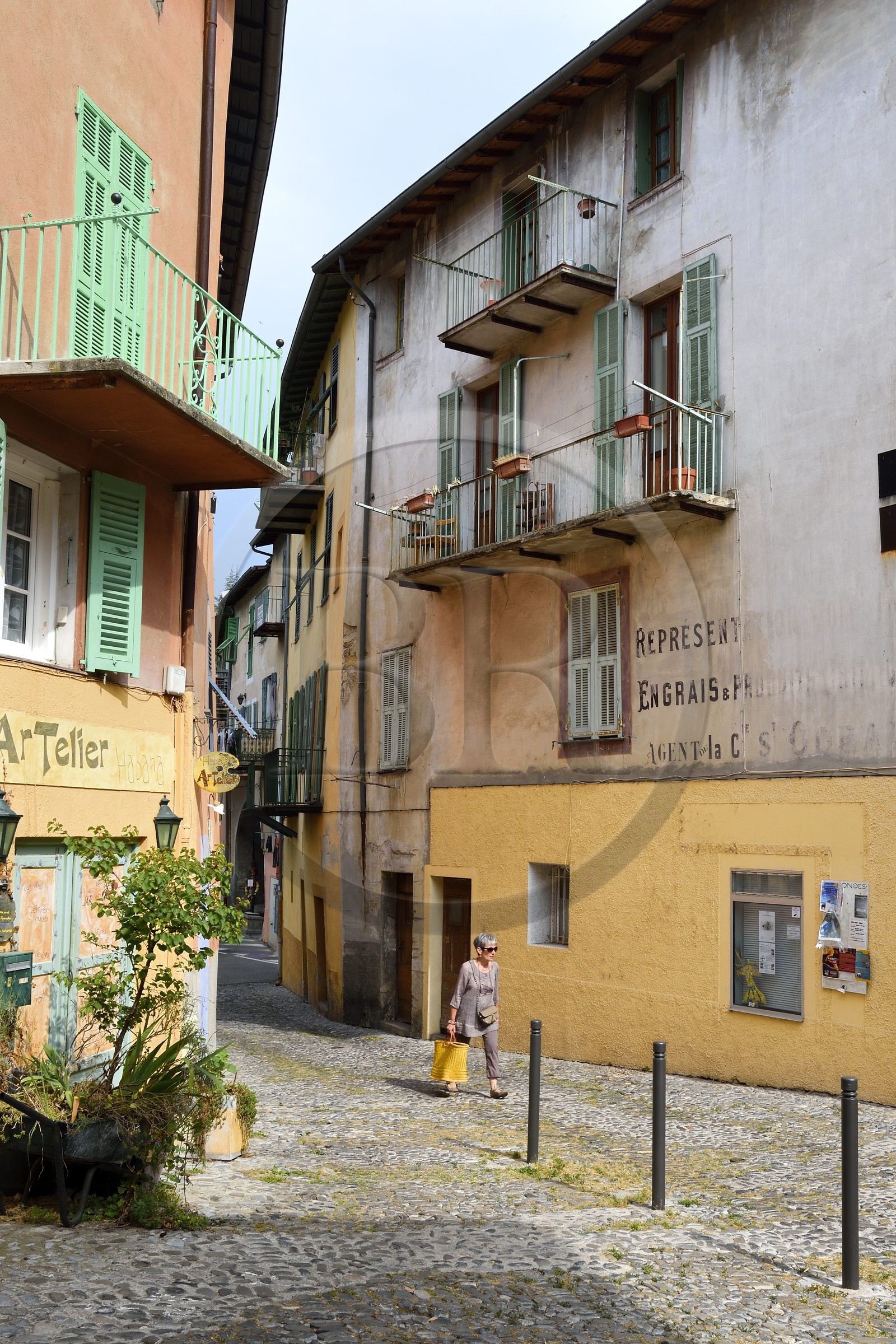 France, Alpes-Maritimes (06), vallée de la Bévéra, Sospel, maisons anciennes place Saint-Nicolas