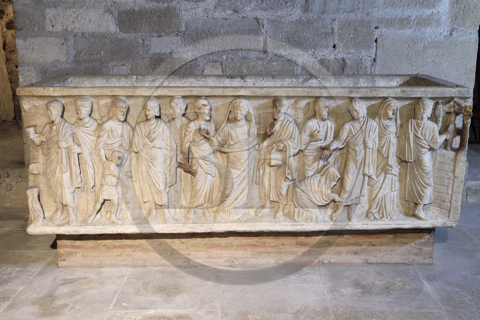 France, Puy-de-Dôme (63), Clermont-Ferrand, cathédrale Notre-Dame de l'Assomption, dans la crypte du Xe siècle, sarcophage gallo-romain chrétien en marbre du IVe siècle représentant la défunte figurée en orante en présence du Christ