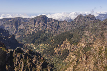 Portugal, Ile de Madère, randonnée sur le Vereda do Areeiro entre les monts Pico Ruivo (1862m) et Pico Arieiro (1817m), le Pico Das Torres et la vallée de Curral Das Freiras en arrière plan (vue aérienne)