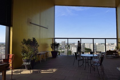 France, Bas-Rhin (67), Strasbourg, amenagement du port du Rhin et reconversion du mole du Bassin d'Austerlitz, écoquartier Danube, espace partagé au sommet de la tour Elithis