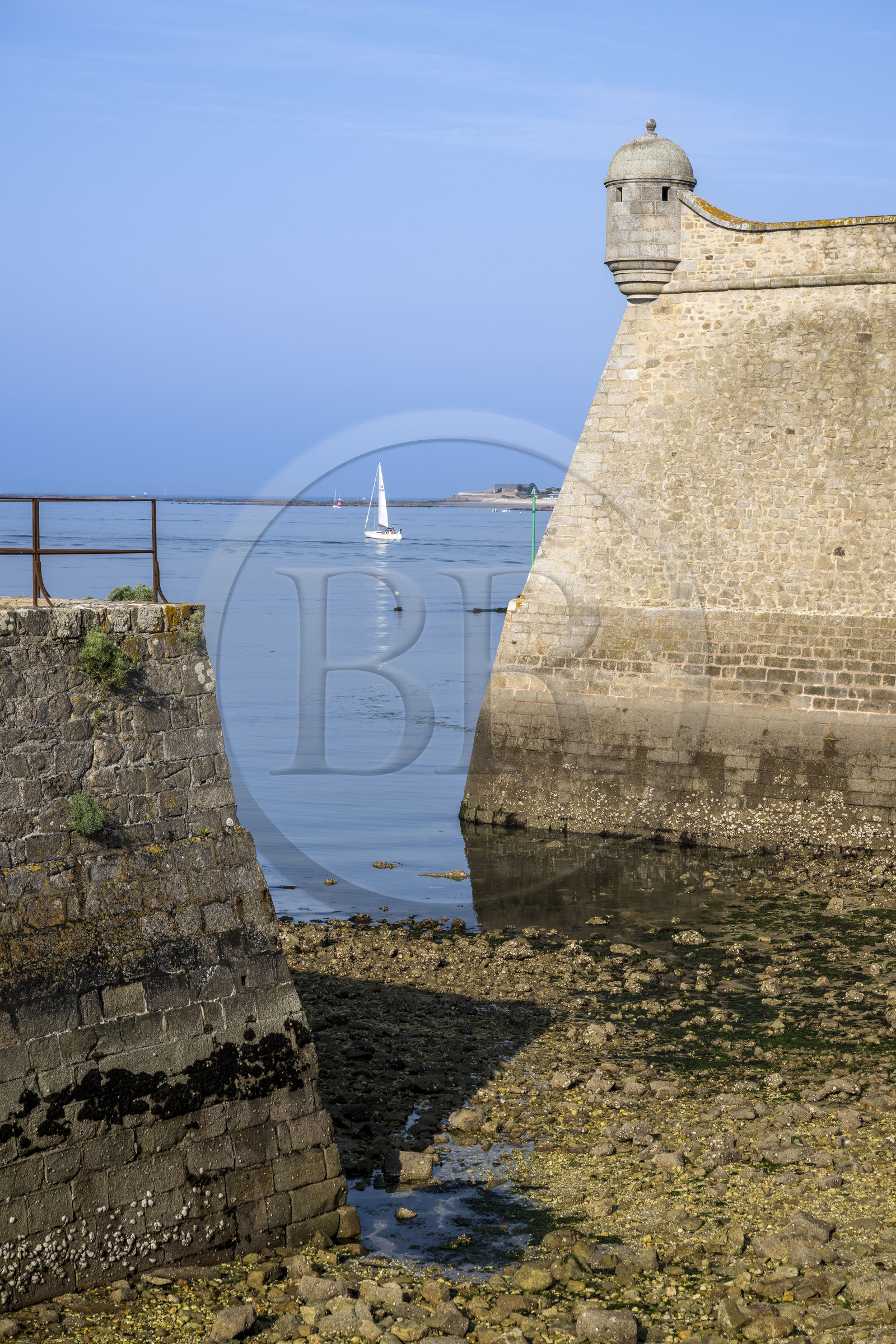 France, Morbihan (56), Port-Louis, la citadelle de Port-Louis remaniée par Vauban à l'entrée de la rade de Lorient, musée de la Compagnie des Indes, échauguette protégeant la première porte d'entrée