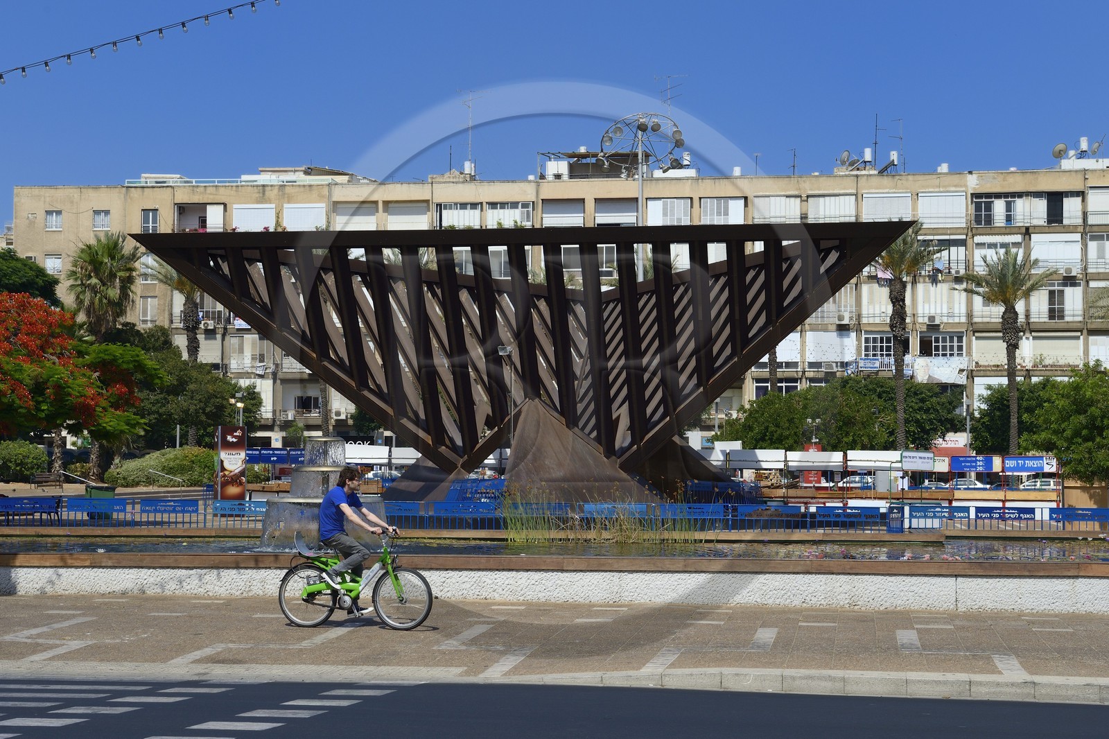 Israel, Tel Aviv, sculpture du mémorial de l'Holocaust de l'artiste Yigal Tumarkin sur la place Rabin