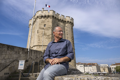 France, Charente-Maritime (17), La Rochelle, la Tour Saint-Nicolas protège l'entrée du Vieux Port, l’écrivain et historien local Mickael Augeron