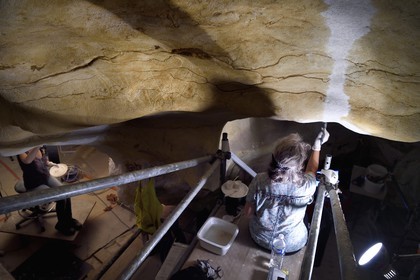 France, Dordogne (24), Montignac, chantier du futur Centre International de l'Art pariétal de Montignac-Lascaux (Lascaux 4), l'abside de la grotte reconstituée par l’Atelier des Fac-Similés du Périgord (AFSP), réalisation des jointures des panneaux de surfaces ornées
