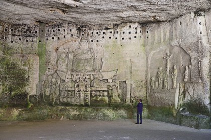 France, Dordogne (24), Brantôme, l'abbaye bénédictine Saint-Pierre de Brantôme, vestiges du premier monastère aménagé dans le pied de la falaise avec notamment la grotte du Jugement Dernier, à droite la Crucifixion du début XVIIème siècle, à gauche bas relief du XV ème siècle sous le pigeonnier