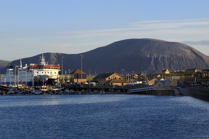 Royaume-Uni, Ecosse, Iles Orcades, Ile de Mainland, le port de Stromness devant Ward Hill sur Hoy qui est la plus haute colline dans les Orcades