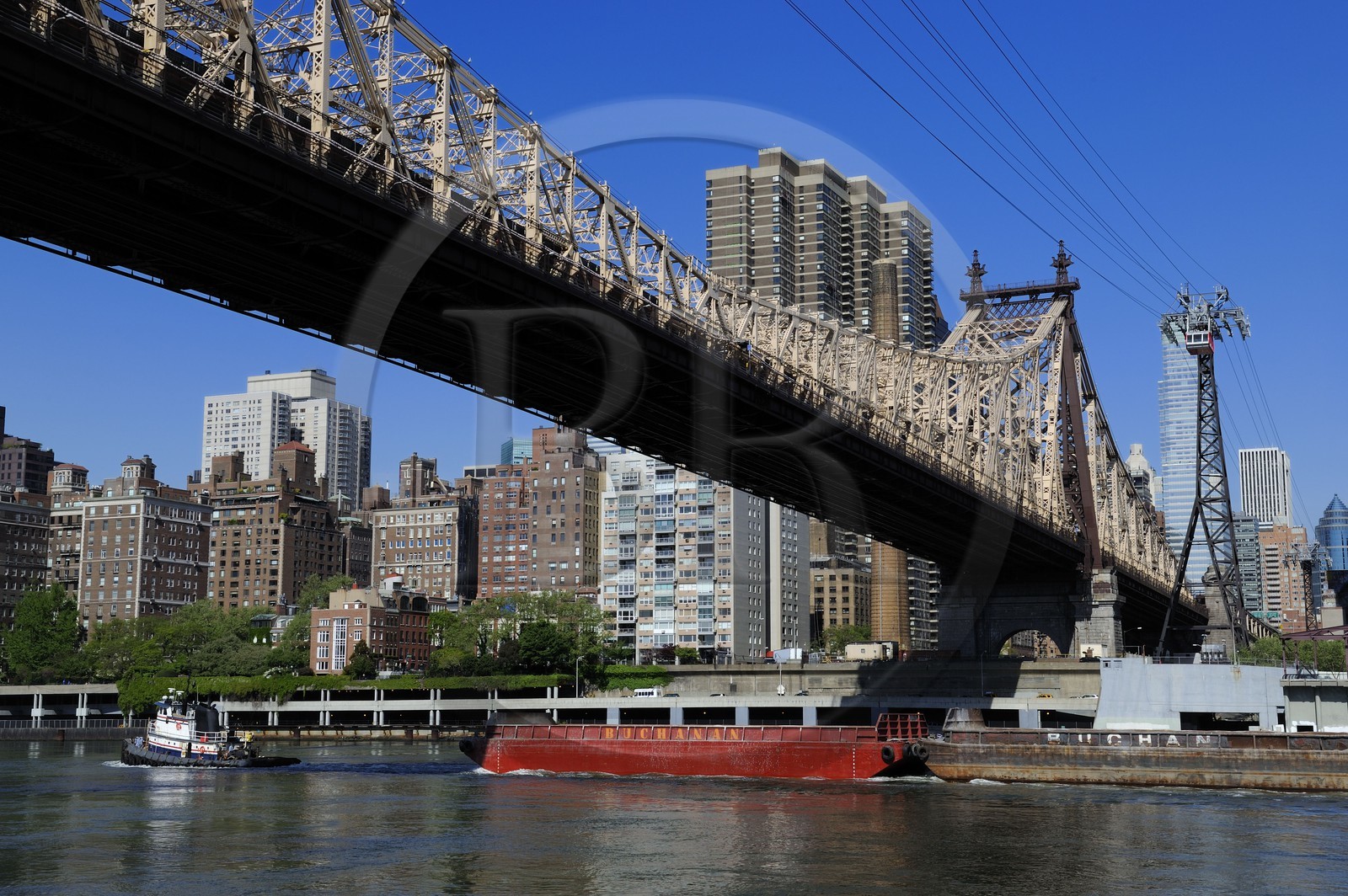 Etats-Unis, New York, Manhattan, Upper East side, Roosevelt Island Tram et Queensboro Bridge au dessus de l'East River