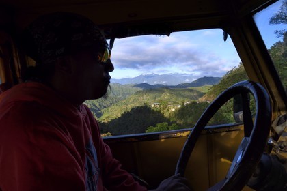 Philippines, province d'Ifugao, région de Banaue, jeepney progressant sur une route de montagne vers Batad